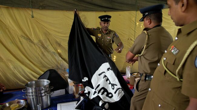 Сотрудники полиции Шри-Ланки во время антитеррористического рейда в городе Ампара