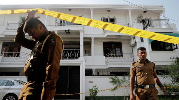 Сотрудники полиции Шри-Ланки возле дома одного из подозреваемых в связи с терактами в Коломбо 