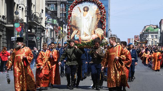 Участники пасхального крестного хода во Владивостоке