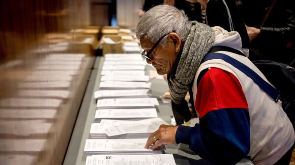 Житель Барселоны на одном из избирательных участков во время парламентских выборов в Испании