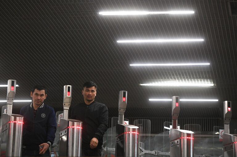 Пассажиры московского метро проходят через турникеты на станции Октябрьское Поле Пассажиры московского метро проходят через турникеты на станции Октябрьское Поле