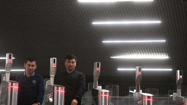 Пассажиры московского метро проходят через турникеты на станции Октябрьское Поле