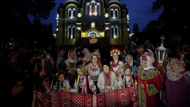 Прихожане новой церкви Украины возле Владимирского собора в Киеве
