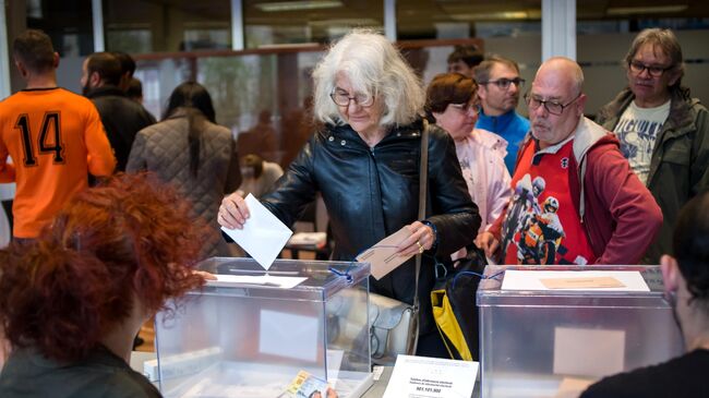 Жители Барселоны на одном из избирательных участков во время досрочных парламентских выборов