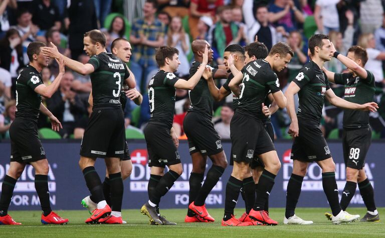 Футболисты Краснодара радуются забитому голу Футболисты Краснодара радуются забитому голу