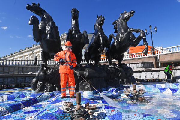 Мойка фонтана Времена года на Манежной площади