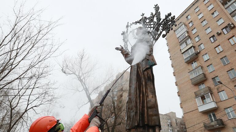 Мойка памятника Лесе Украинке после зимы