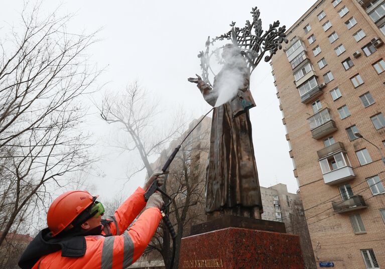 Мойка памятника Лесе Украинке после зимы