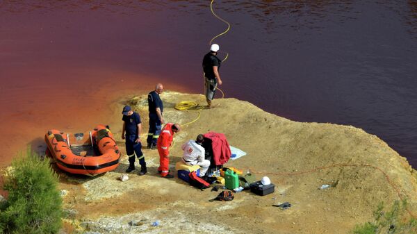 Судмедэксперты обыскивают озеро Коккинопезула на предмет возможных тел жертв предполагаемого серийного убийцы около деревни Мицеро на Кипре