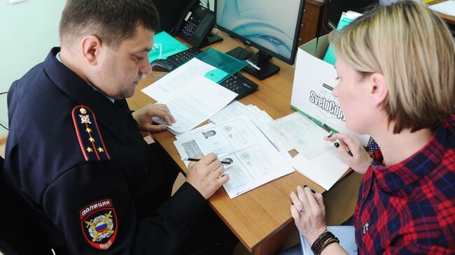 Сотрудник полиции в центре выдачи российских паспортов жителям ДНР и ЛНР