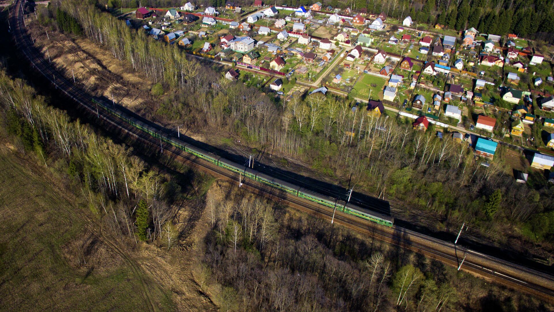 Дачный поселок и электричка на рижском пригородном направление в Подмосковье - РИА Новости, 1920, 20.07.2021