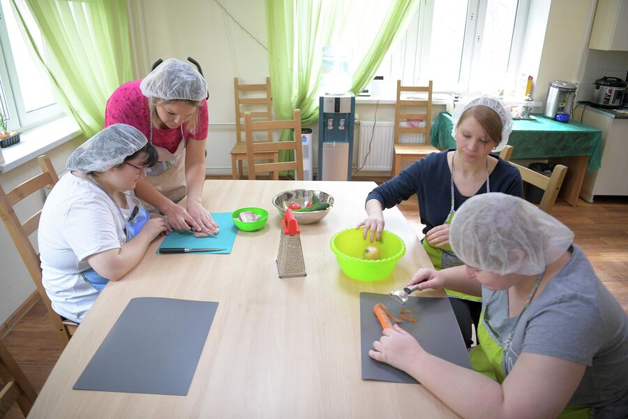 Таня (справа) и Полина с помощью педагогов учатся готовить