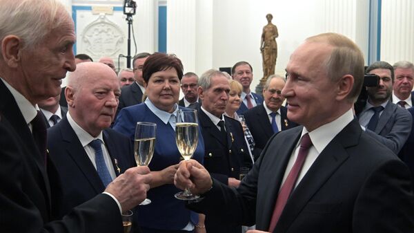 Президент РФ Владимир Путин после церемонии вручения медалей Герой Труда Российской Федерации