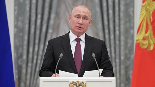Президент РФ Владимир Путин выступает на церемонии вручения медалей Герой Труда Российской Федерации 