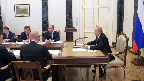 Президент РФ Владимир Путин проводит совещание с членами правительства РФ