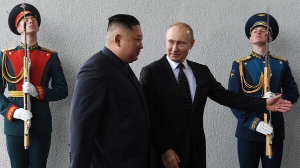 Президент России Владимир Путин и председатель Госсовета КНДР Ким Чен Ын во время официальной церемонии встречи на острове Русском
