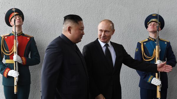 Президент РФ Владимир Путин и председатель Госсовета КНДР Ким Чен Ын во время официальной церемонии встречи на острове Русский. 25 апреля 2019