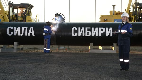 Сварка шва на церемонии соединения первого звена магистрального газопровода Сила Сибири 