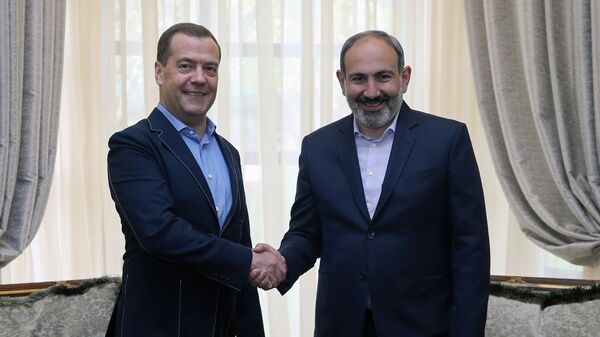 Председатель правительства РФ Дмитрий Медведев и премьер-министр Армении Никол Пашинян во время встречи. 29 апреля 2019
