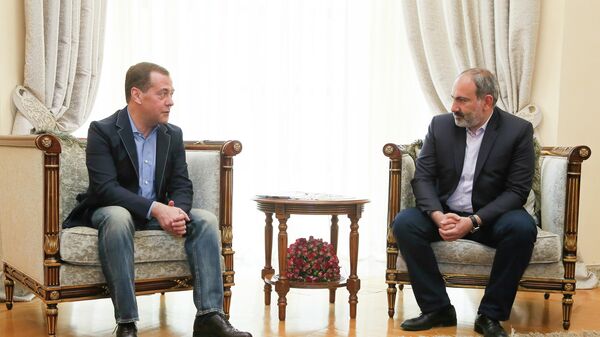 Председатель правительства РФ Дмитрий Медведев и премьер-министр Армении Никол Пашинян во время встречи. 29 апреля 2019