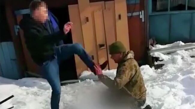 Стоп-кадр видео избиения мужчины в городе Тында