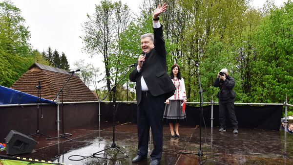 Действующий президент Украины Петр Порошенко во время поездки во Львовскую область