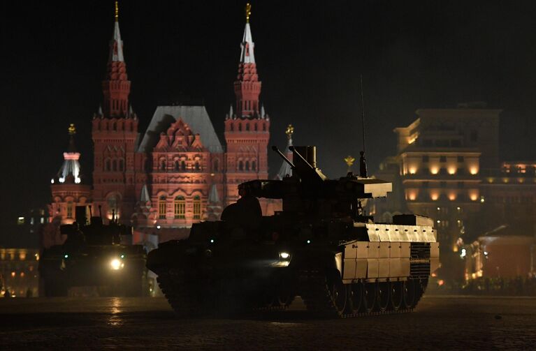 Боевые машины поддержки танков (БМПТ) Терминатор на репетиции военного парада на Красной площади