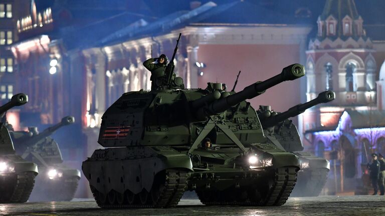 Самоходные артиллерийские установки (САУ) Мста-С на репетиции военного парада на Красной площади