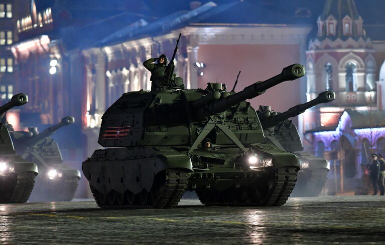 Самоходные артиллерийские установки (САУ) Мста-С на репетиции военного парада на Красной площади