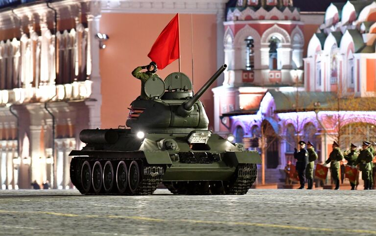 Танк Т-34-85 на репетиции военного парада на Красной площади