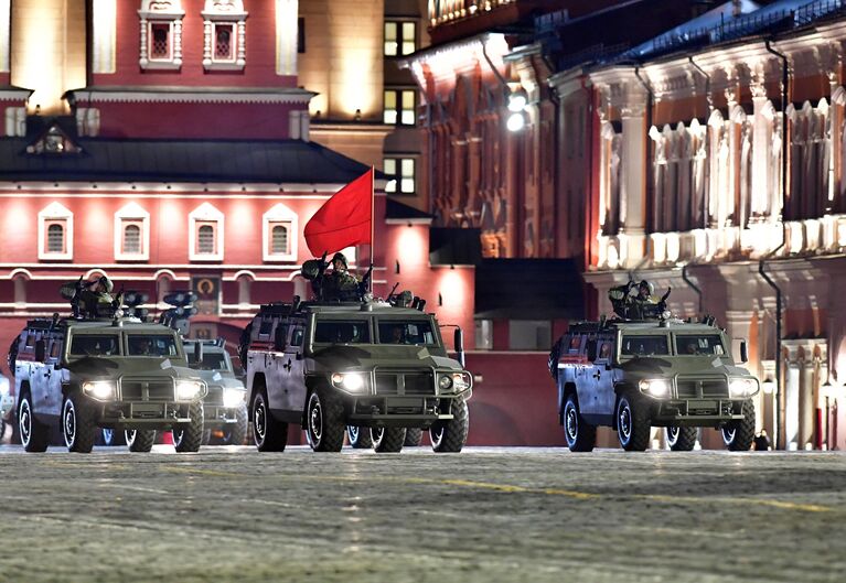 Автомобили Тигр-М на репетиции военного парада на Красной площади