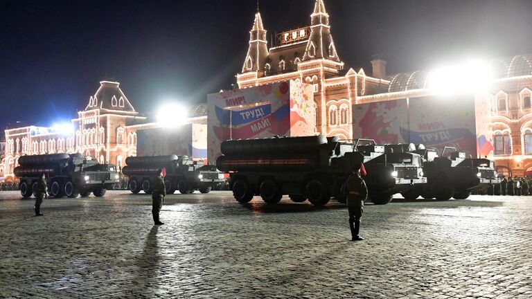 Зенитные ракетные комплексы С-400 Триумф на репетиции военного парада на Красной площади