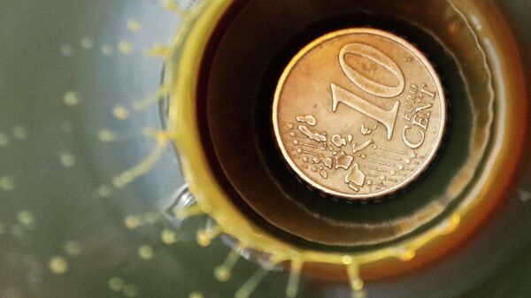 Монета 10 центов внутри колбы с нефтью