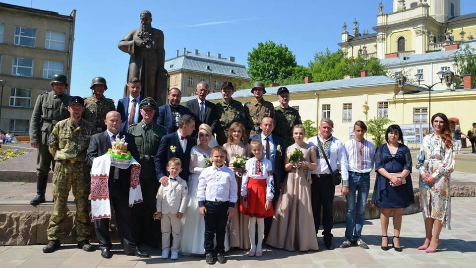 Фотография молодоженов с гостями в нацистской форме во Львове, опубликованная на странице Эдуарда Долинского в Facebook - РИА Новости, 1920, 30.04.2019