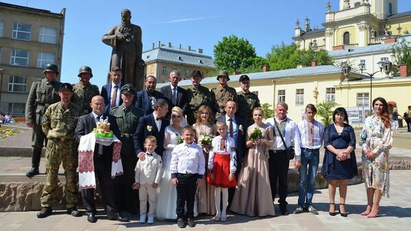 Фотография молодоженов с гостями в нацистской форме во Львове, опубликованная на странице Эдуарда Долинского в Facebook