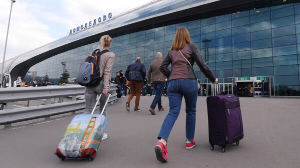 Пассажиры в аэропорту Домодедово