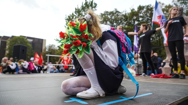 Дети выступают на вселатвийской акции Марш за русские школы НАШ ВЫБОР в Риге