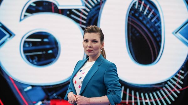 Телеведущая Ольга Скабеева в студии 60 минут
