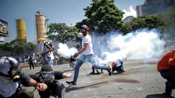 Беспорядки рядом с авиабазой La Carlota в Каракасе. 30 апреля 2019