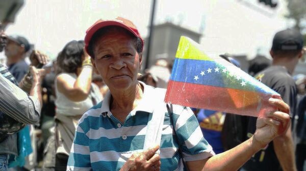 Сторонники Николаса Мадуро во время демонстрации у правительственного дворца Мирафлорес в Каракасе