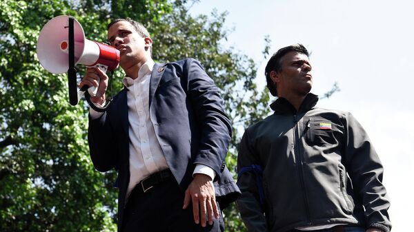 Лидер оппозиции Хуан Гуаидо, провозгласивший себя временным президентом Венесуэлы, и оппозиционер Леопольдо Лопес выступают перед своими сторонниками на площади Альтамира в Каракасе