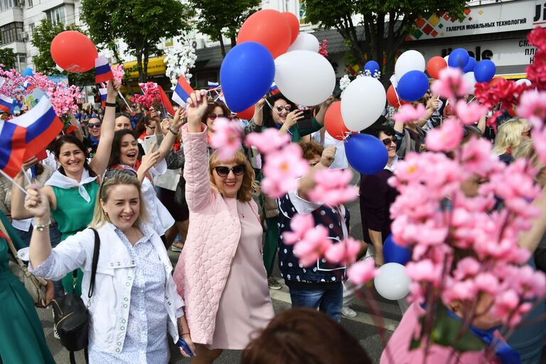 Участники первомайской демонстрации в Симферополе