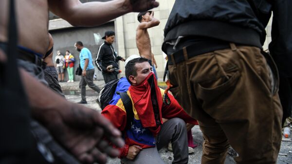 Протестующие во время столкновения с Национальной гвардией Венесуэлы в Альтамире, районе Каракаса