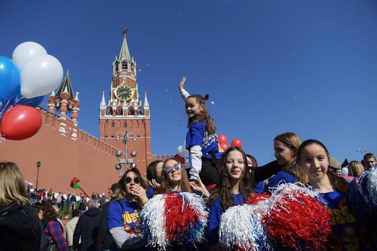 Участники первомайской демонстрации на Красной площади