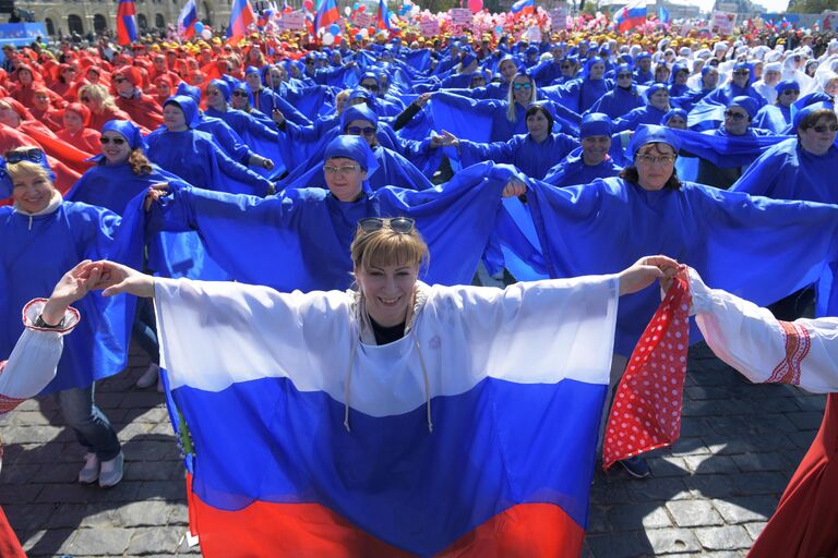 Участники первомайской демонстрации столичных профсоюзов на Красной площади