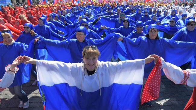 Участники первомайской демонстрации столичных профсоюзов на Красной площади