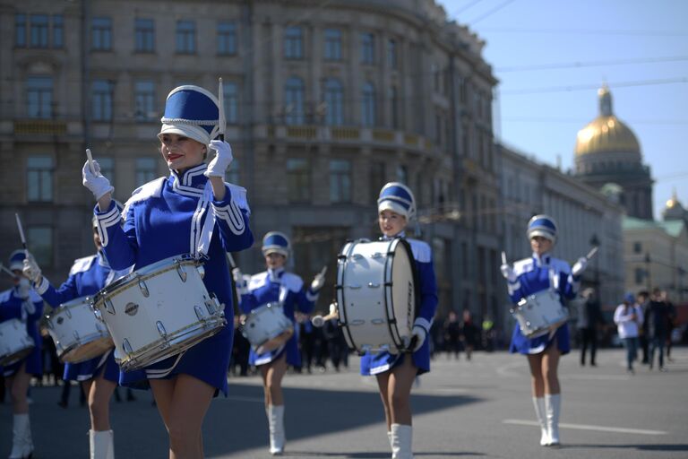 Участники первомайской демонстрации в День международной солидарности трудящихся в Санкт-Петербурге