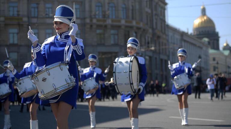 Участники первомайской демонстрации в День международной солидарности трудящихся в Санкт-Петербурге