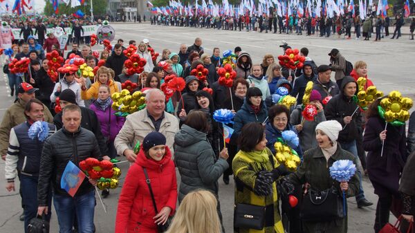 Участники первомайской демонстрации в День международной солидарности трудящихся в Луганске