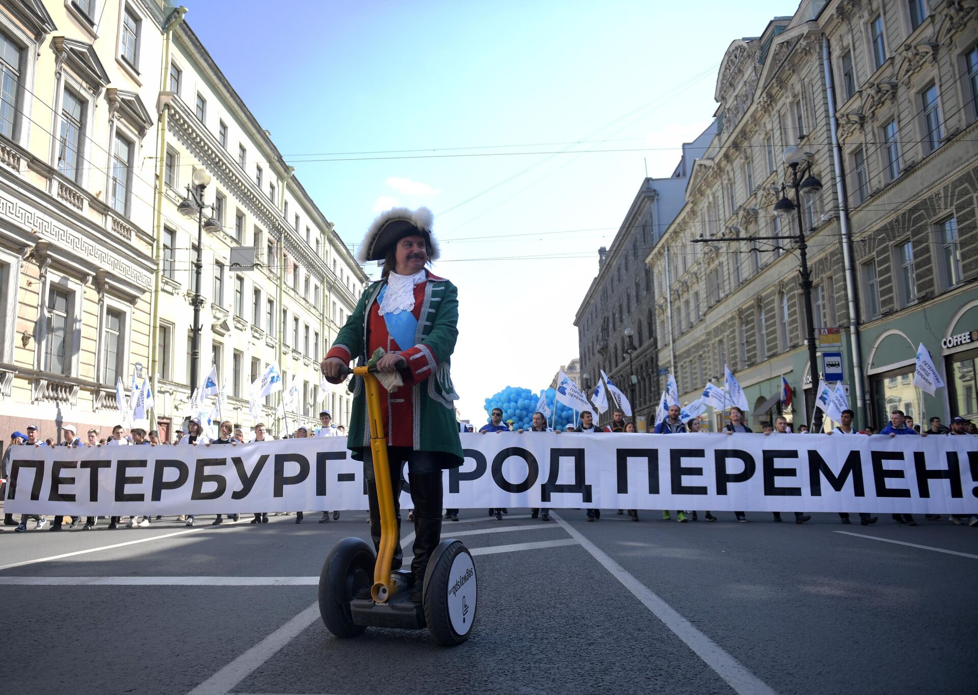 Участники первомайской демонстрации в День международной солидарности трудящихся в Санкт-Петербурге - РИА Новости, 1920, 08.04.2022